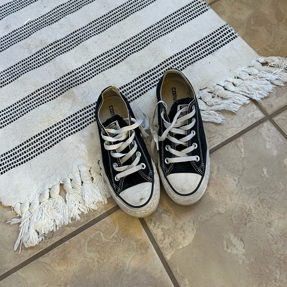 Converse black low tops size 6 women’s